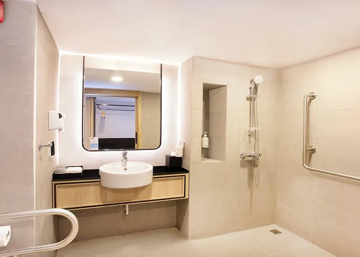 Express & Pier By Ihg Hotel